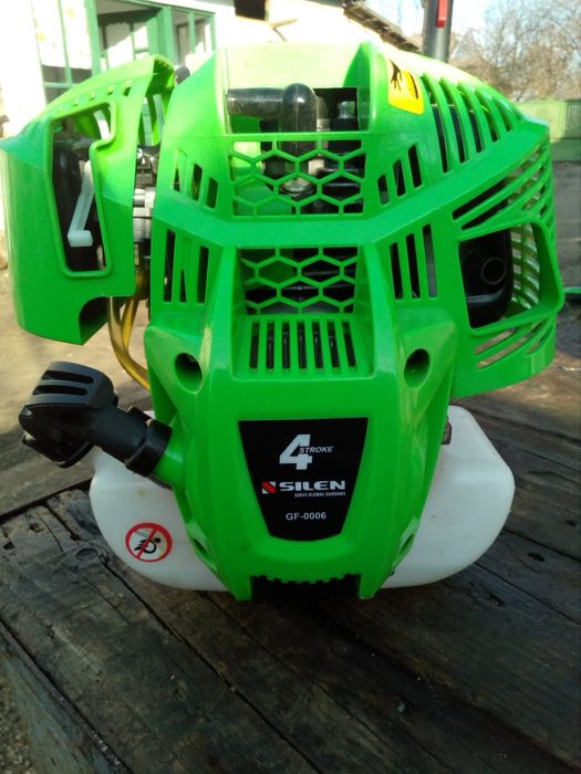 Motocoasa cu motor in 4 timpi