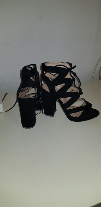 Sandale negre cu toc, de vanzare