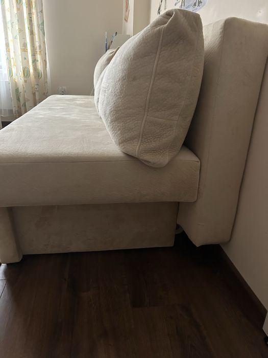 Триместен диван с меки възглавници