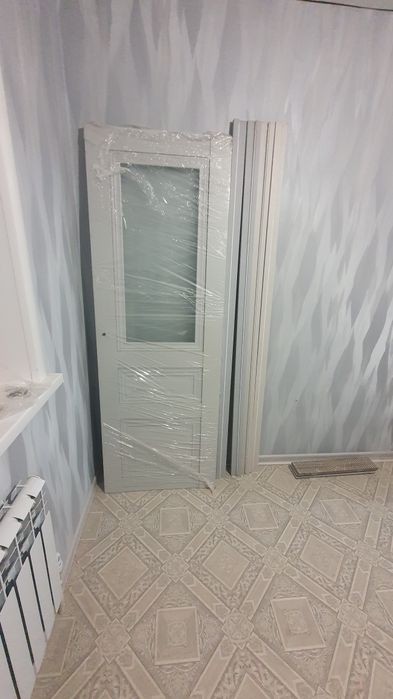 Дверь новая из дерева