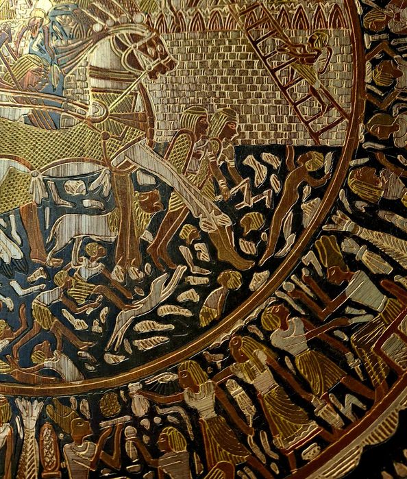 Старинен египетски меден поднос със сребърни и златни орнаменти