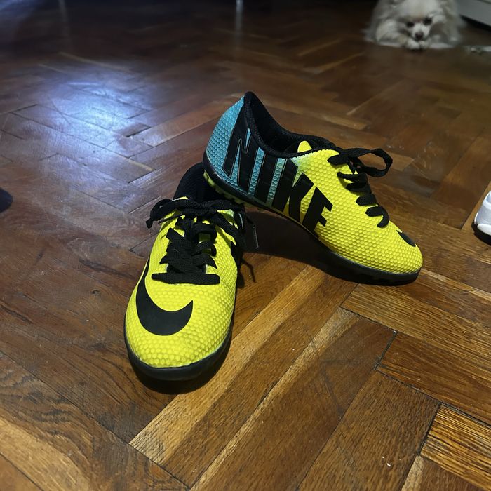 Бутонки за футбол за по малки момчета оригинални на Nike