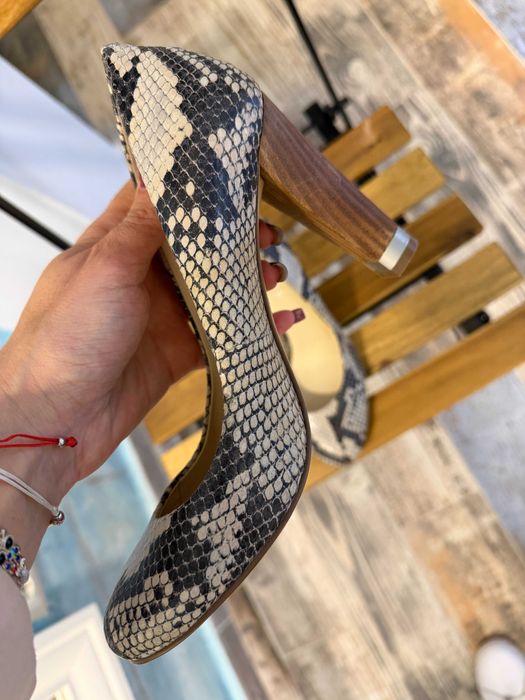 Дамски обувки на висок ток Guess (змийски принт)