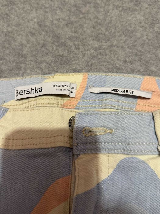 Pantaloni scurti BERSHKA