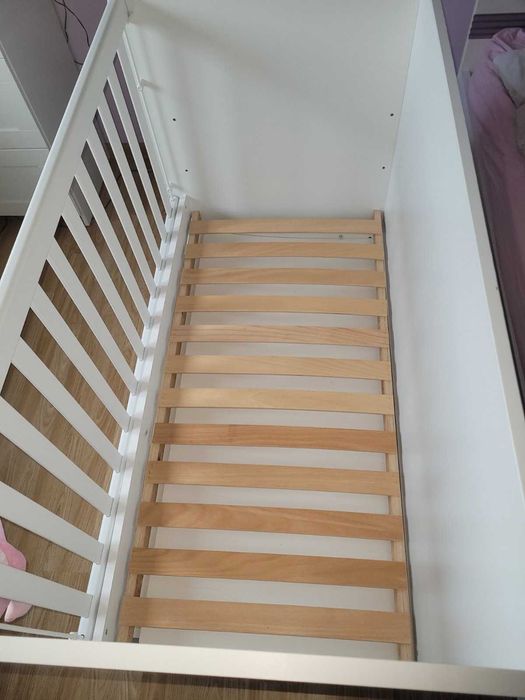 Бебешко легло с люлеещ се механизам в бял цвят