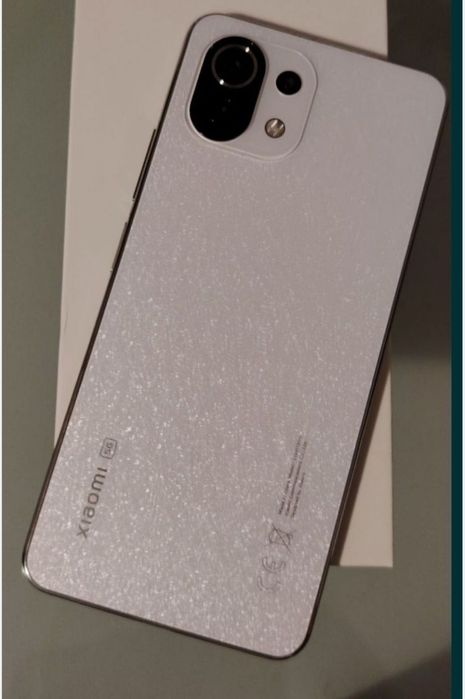 Xiaomi Unicat în România, cel mai subțire telefon dualSIM 5g alb