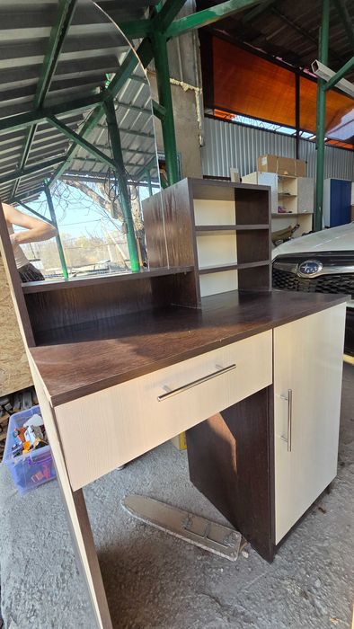 Туалетный стол с зеркалом