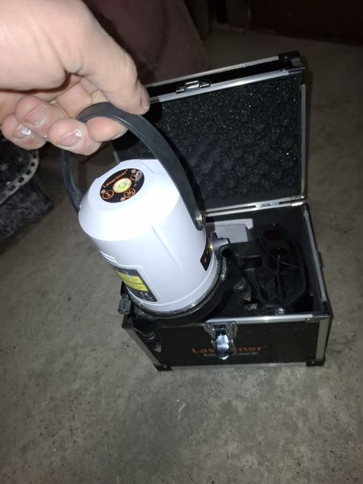 Vand laser nou, fascicul rosu foarte subtire