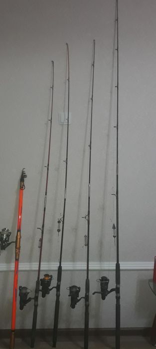 Жёсткий футляр для спиннингиста  четыре спиннинга в  укомплектованный