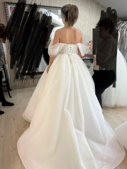 Vand rochie de mireasa cu crinolina si voal .Marimea 46(M]