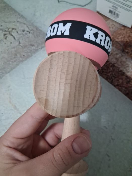 Kendama strogo napolitan.