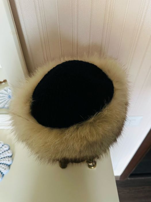 Caciula eleganta , de dama , din blana naturala alb / crem ,