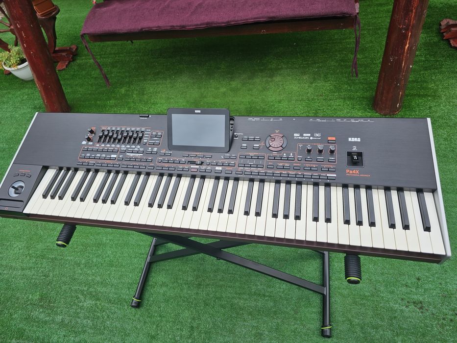 Vând korg pa4x internațional 76 clape