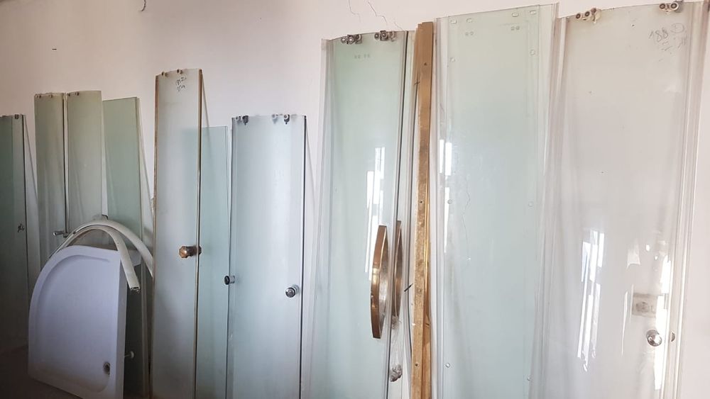 Душевые стекла и душевые падоны