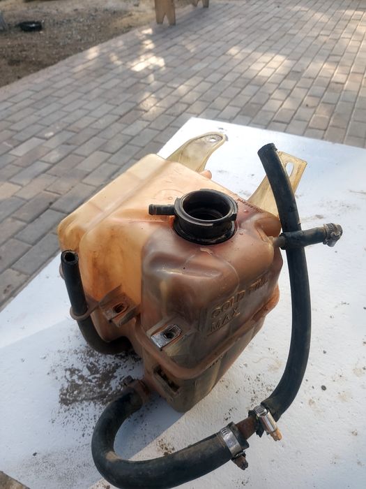 Продам расширительный бачок