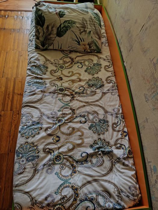 Детская мебель, на 3 спальных мест, писменный стол, шкафы