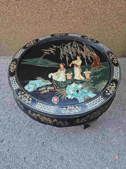 Конзолна витрина в стил Чипъндейл