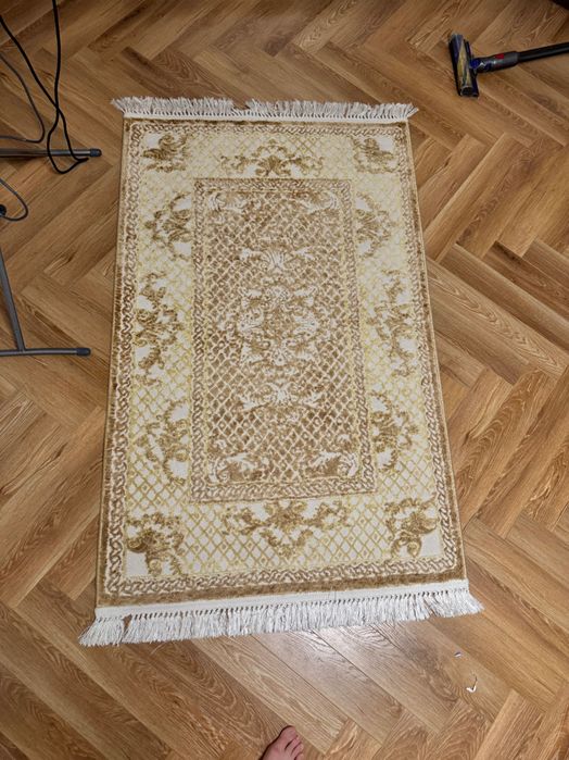 Ковёр золотистый