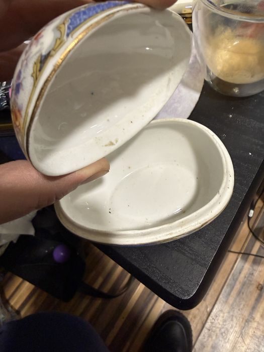 красива порцеланова кутийка за бижута Corona