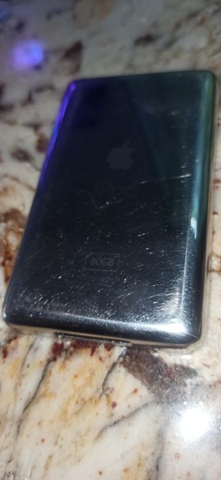 Ipod Classic 80gb с нова батерия + захранващ и видео кабел