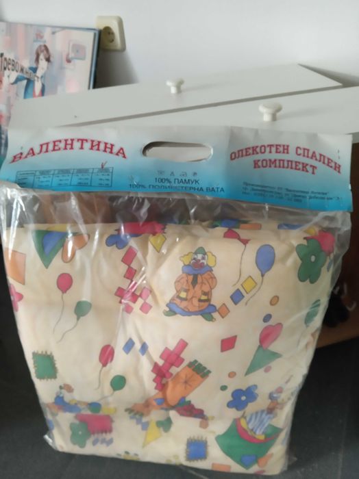 Детска кошара в отлично състояние ,  в комплект с нов спален комплект.