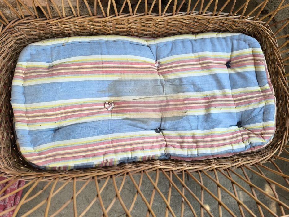 Стара дървена люлка за бебе с люлеещ се механизъм