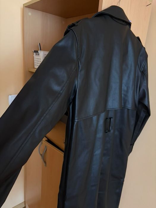 Черно кожено палто от PullBear