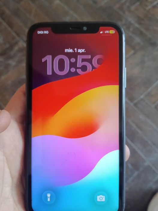 Vând iPhone 11 foarte bun vu sănătatea batriei 92 la suta