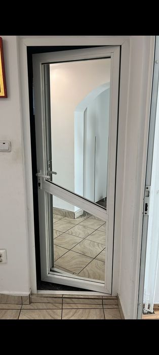 Urgent - 4 Uși și un geam termopan dublu