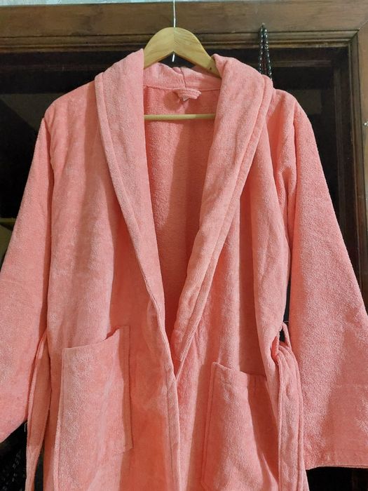 Продам халат новый  и пальто 42 размер