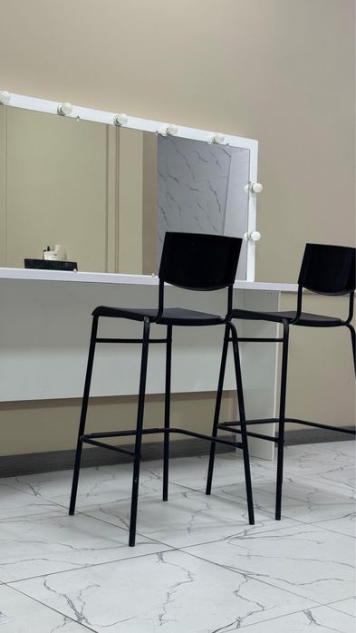 Продам визажный стол с стульями