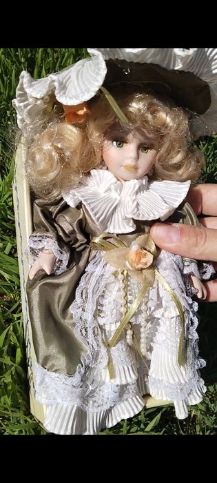 Фарфоровая кукла в коробке