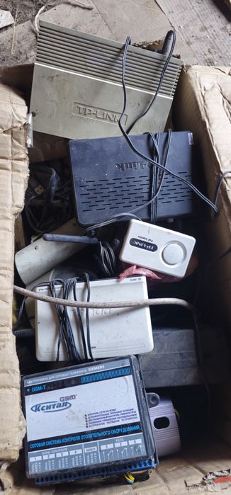 Модемы,  шнуры , камеры.