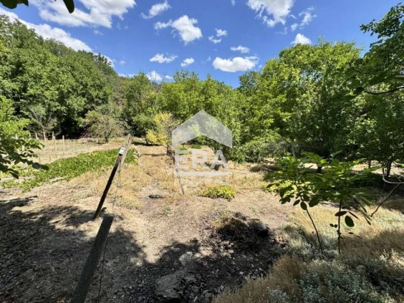 Ексклузивен парцел с партиди за ток и вода за продажба с лице на главн