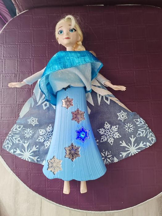 Vând păpușă Frozen Elsa
