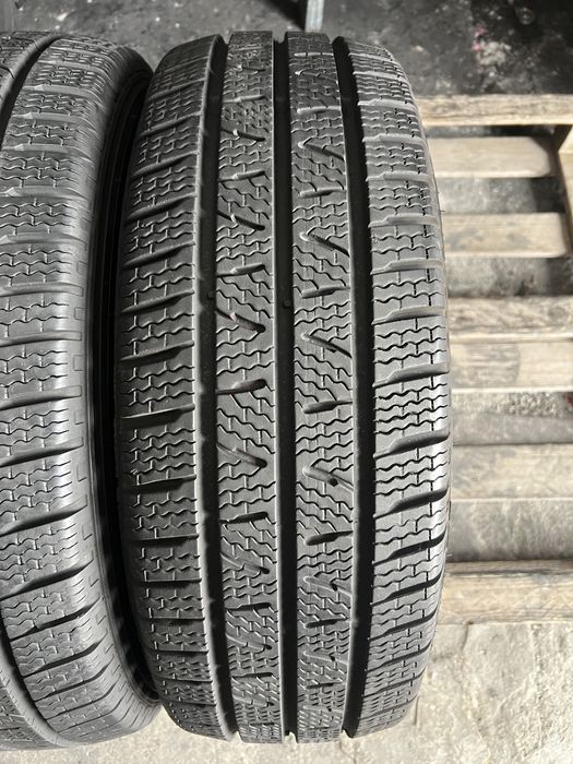 2 anvelope de iarna 225/65/16C Pirelli 9 mm!