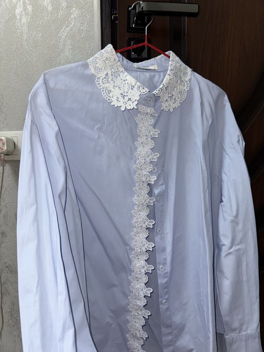 Голубая блузка с кружевным воротником
