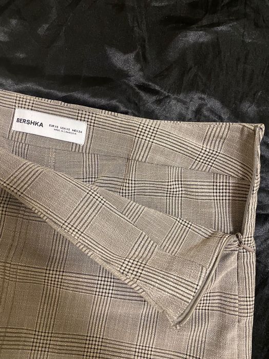 Пола на Bershka с панталонки