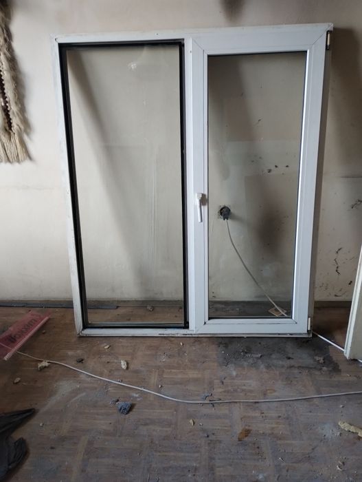 PVC дограма,балконски пистолет и  два отваряеми и прозореца.