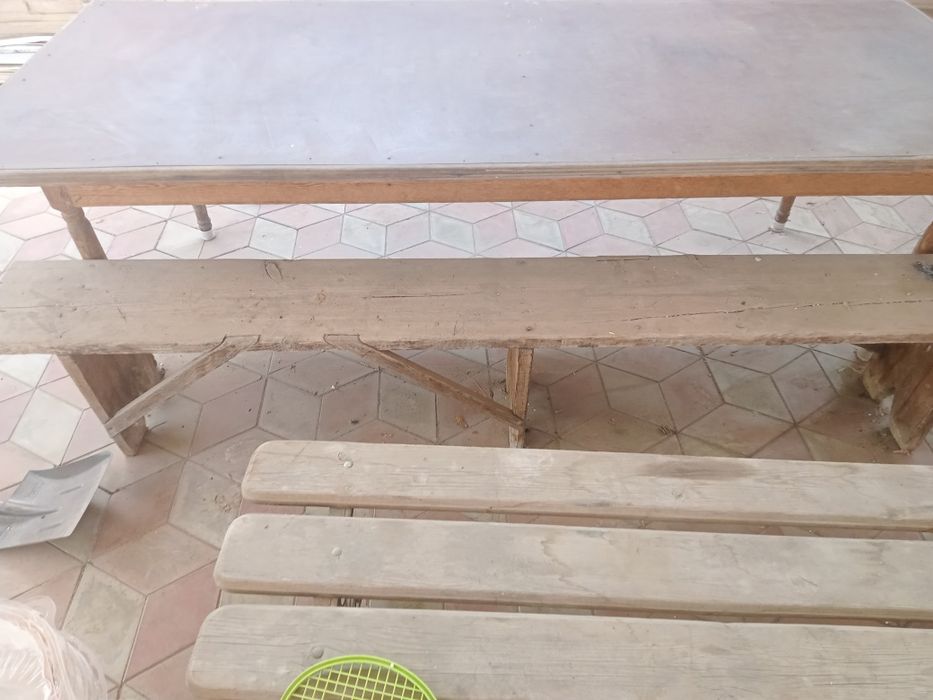 Продаю стол и скамейки.