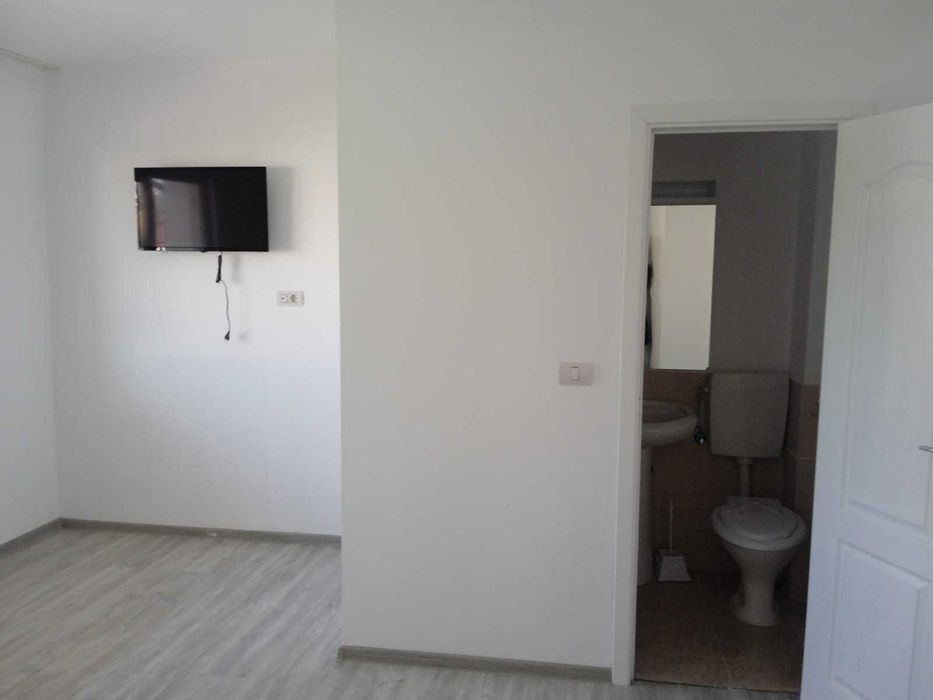 Camere la curte de inchiriat