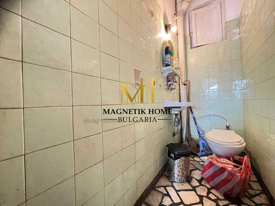 Голямо ъглово помещение с 3 отделни стаи срещу ”Краснодар”