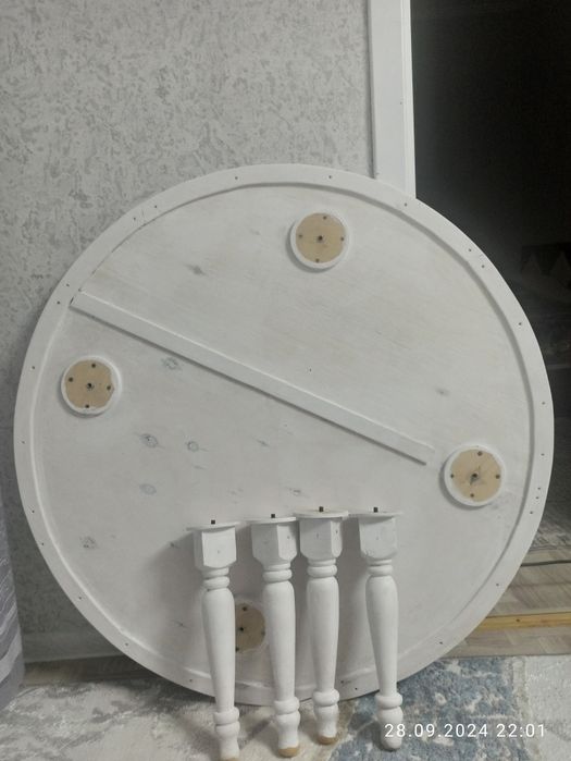 Продаю круглый стол