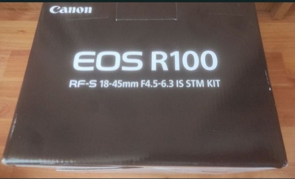 Aparat foto Mirrorless Canon EOS R100 + RF-S 18-45mm f/4.5-6.3 IS STM Kit.