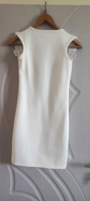 Къса бяла рокля с красиви елементи на диклотето