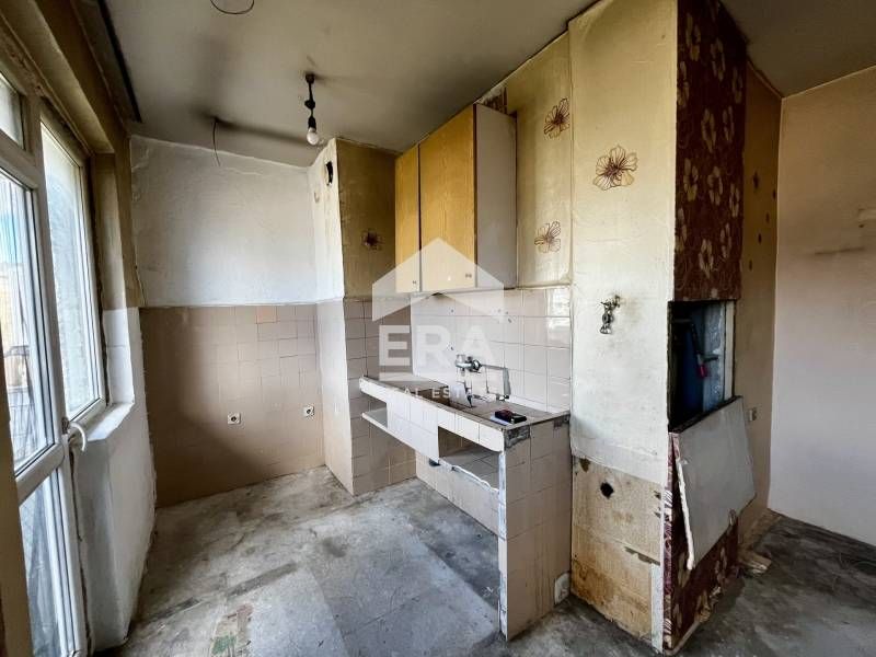 Двустаен панелен апартамент за продажба, с отделна голяма кухня, в жк