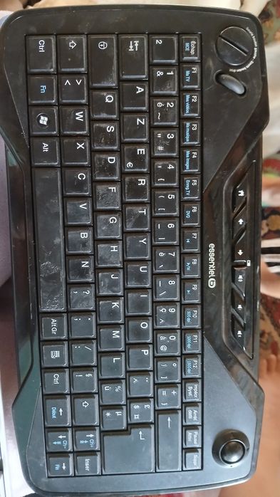 Vând 2 tastaturi