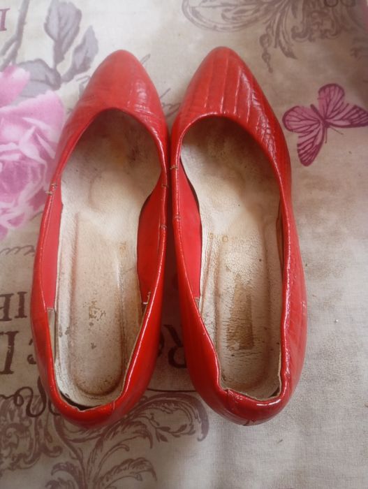 Дамски обувки за носене.