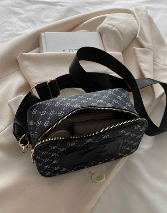 Малка черна чанта за рамо