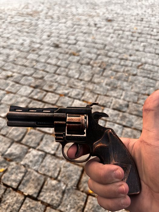 pistolet revolver metalichskiy